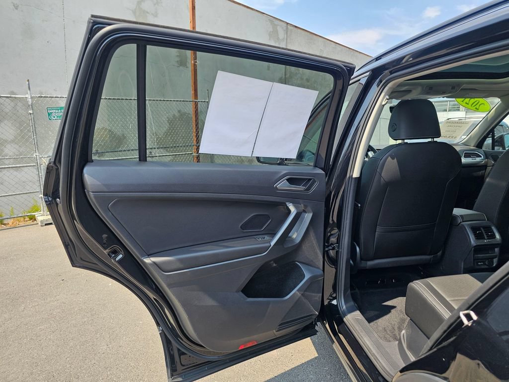 Used 2021 Volkswagen Tiguan SE w/ Panoramic Sunroof Package AWD/4WD image 15