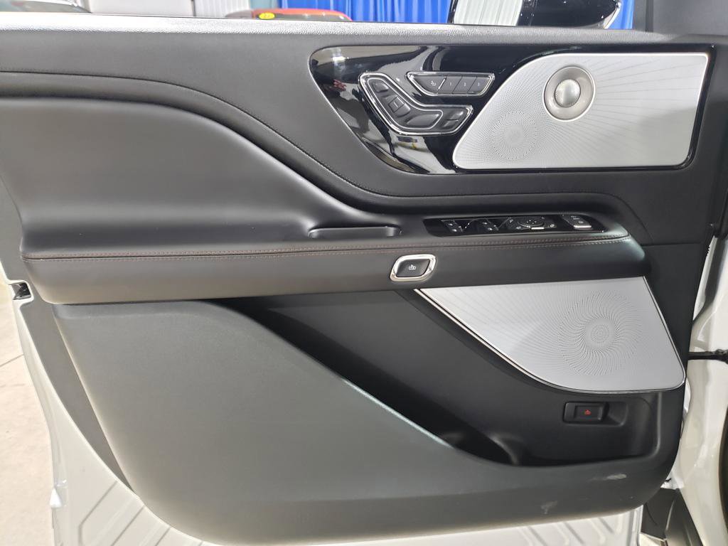 Used 2024 Lincoln Aviator Reserve w/ Equipment Group 201A image 11