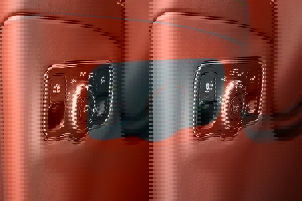 Used 2021 Aston Martin DBX image 23