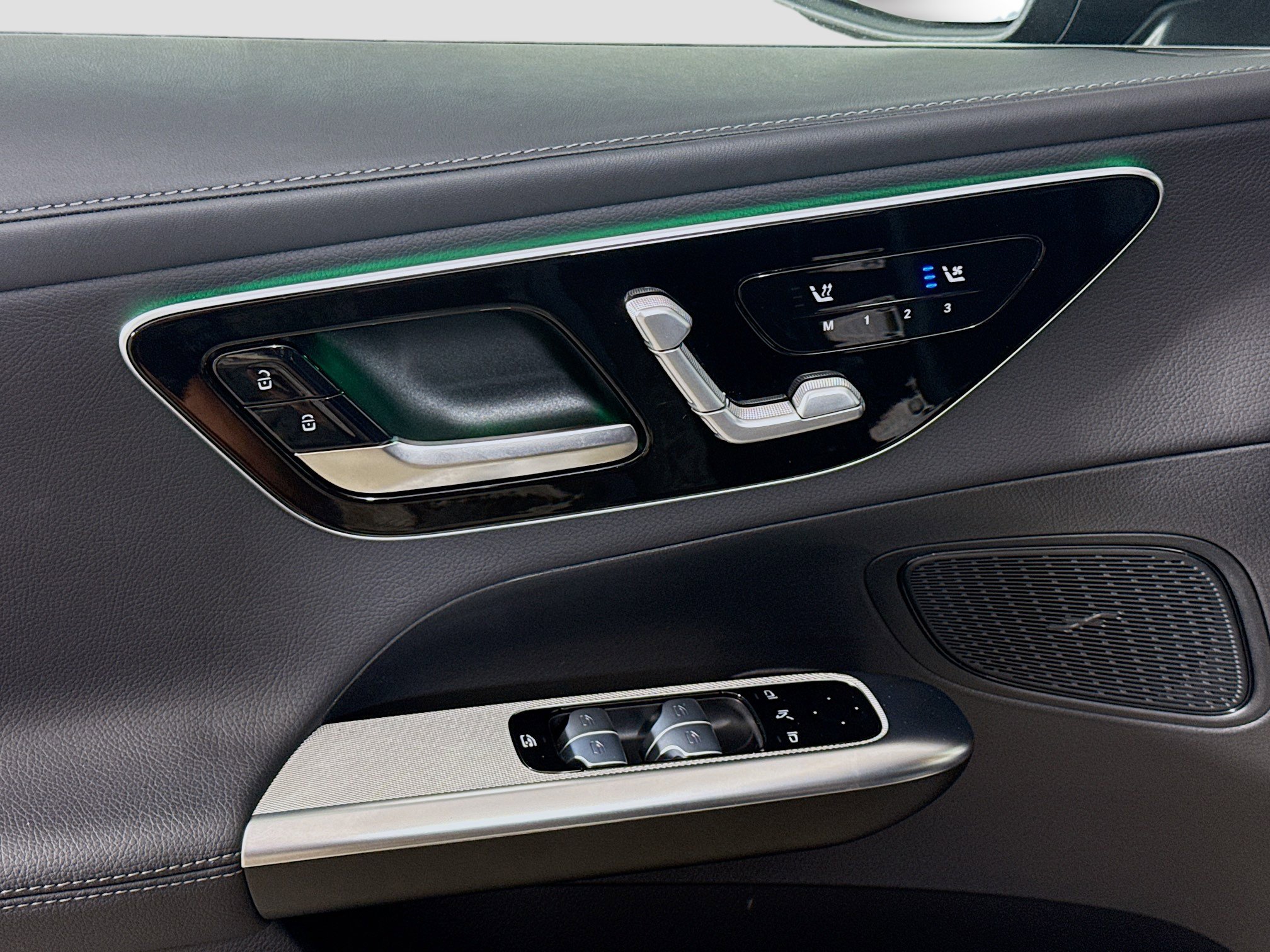 Used 2025 Mercedes-Benz GLC 300 4MATIC image 24