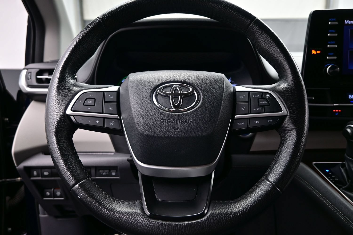 Used 2024 Toyota Sienna XLE FWD image 25