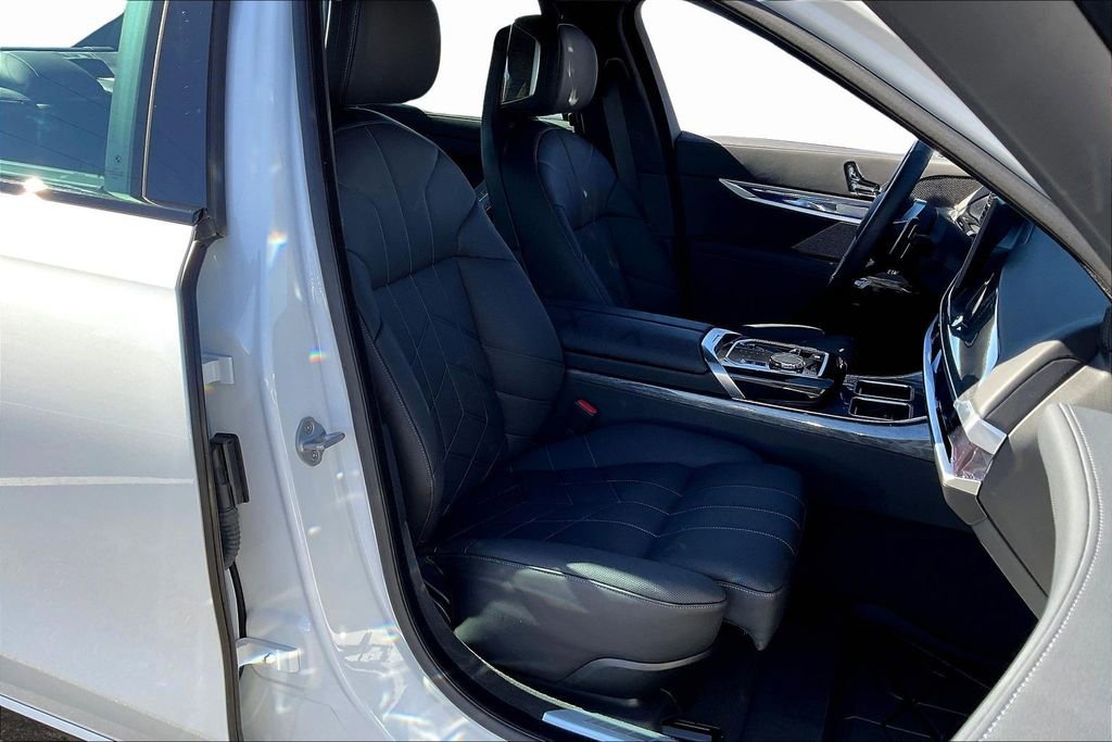 Used 2025 BMW 760i xDrive w/ Premium Package image 28