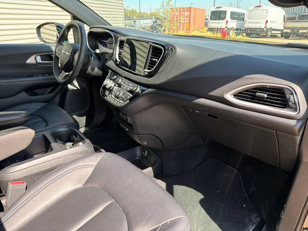 Used 2025 Chrysler Pacifica Select FWD image 11