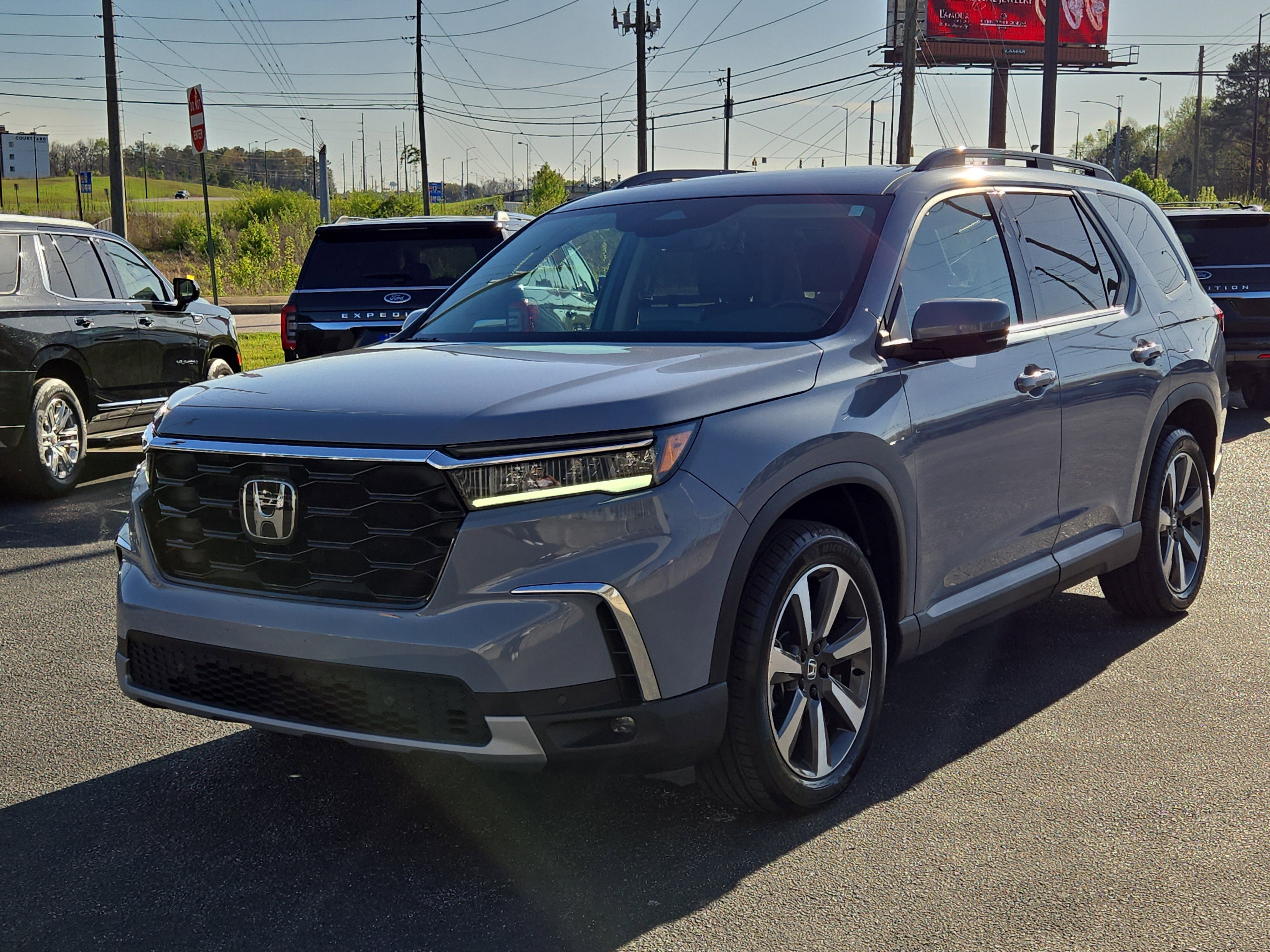 Used 2024 Honda Pilot Touring image 2