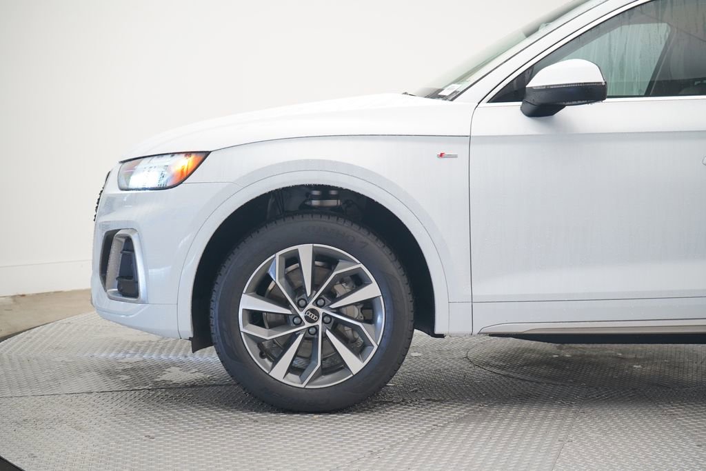 Used 2023 Audi Q5 2.0T Premium w/ Convenience Package image 2