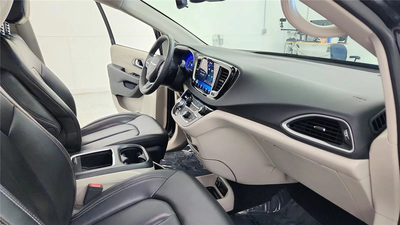 Used 2023 Chrysler Pacifica Touring-L FWD image 37