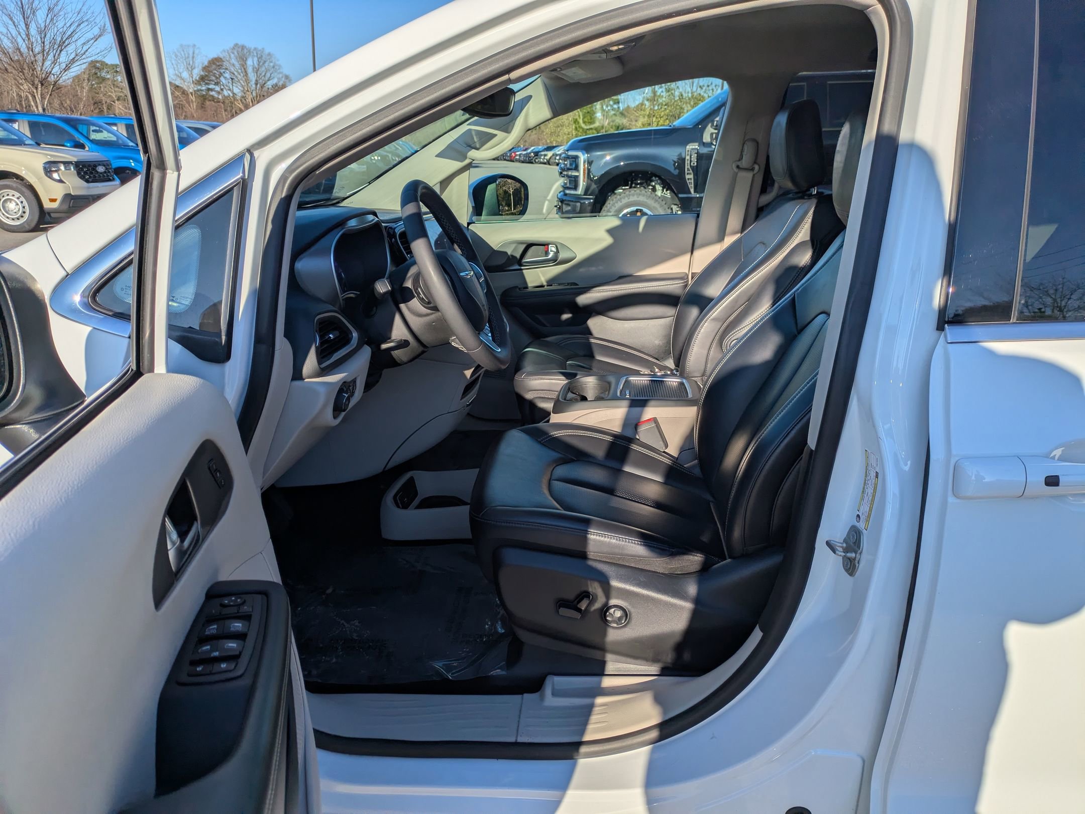 Used 2023 Chrysler Pacifica Touring-L image 12