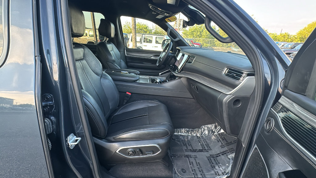 Used 2024 Jeep Wagoneer L Series II w/ Flexible Seating Group RWD image 25