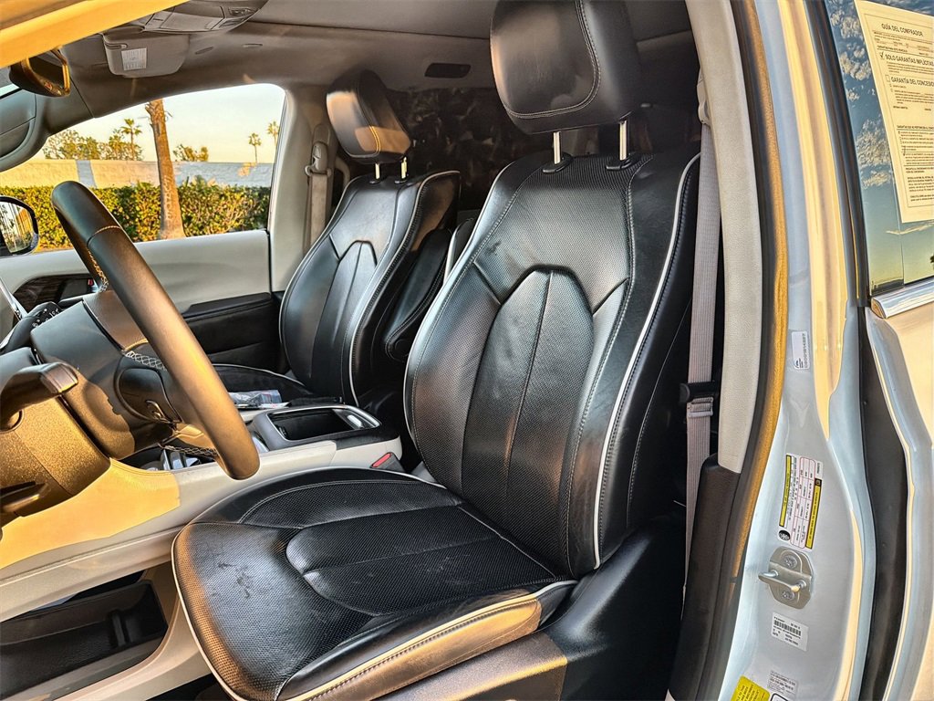 Used 2023 Chrysler Pacifica Limited w/ Uconnect Theater Family Group image 13