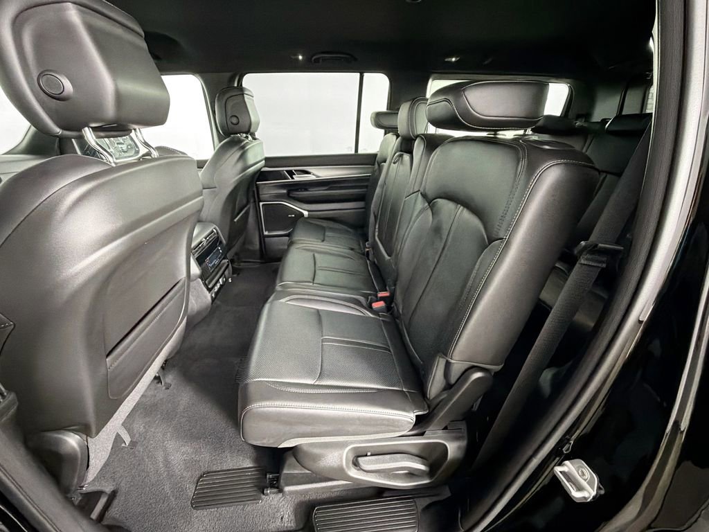 Used 2025 Jeep Wagoneer 4WD image 26