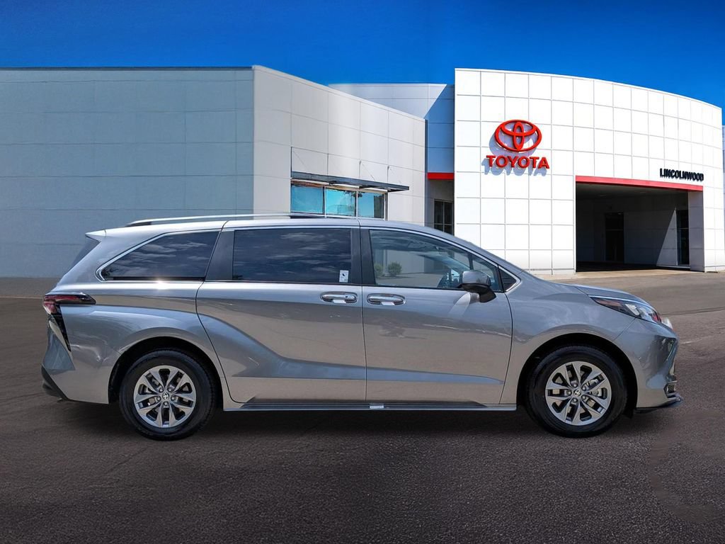 Used 2026 Toyota Sienna XLE FWD image 8