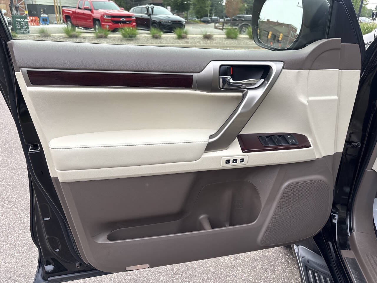 Used 2014 Lexus GX 460 w/ Premium Package AWD/4WD image 24
