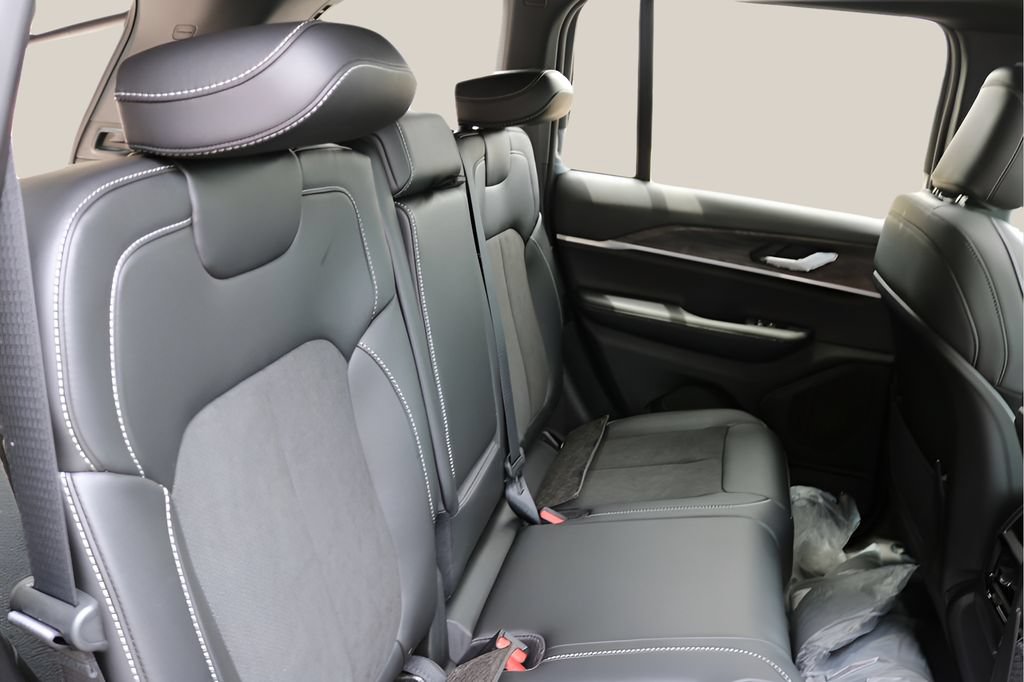 New 2026 Jeep Grand Cherokee Altitude AWD/4WD image 18