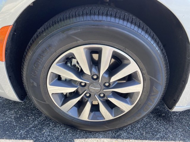 Used 2024 Chrysler Pacifica Select image 45
