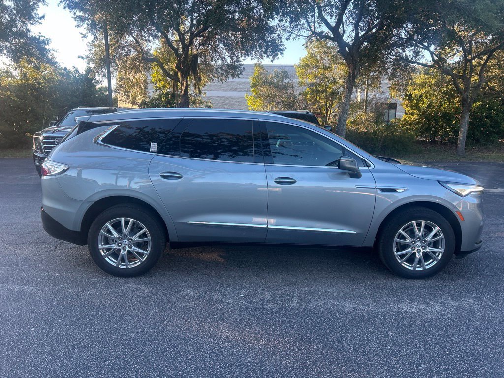 Used 2024 Buick Enclave Essence w/ Experience Buick Package FWD image 5