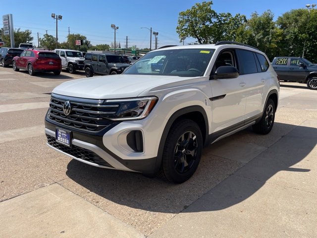 New 2026 Volkswagen Atlas Peak Edition image 2