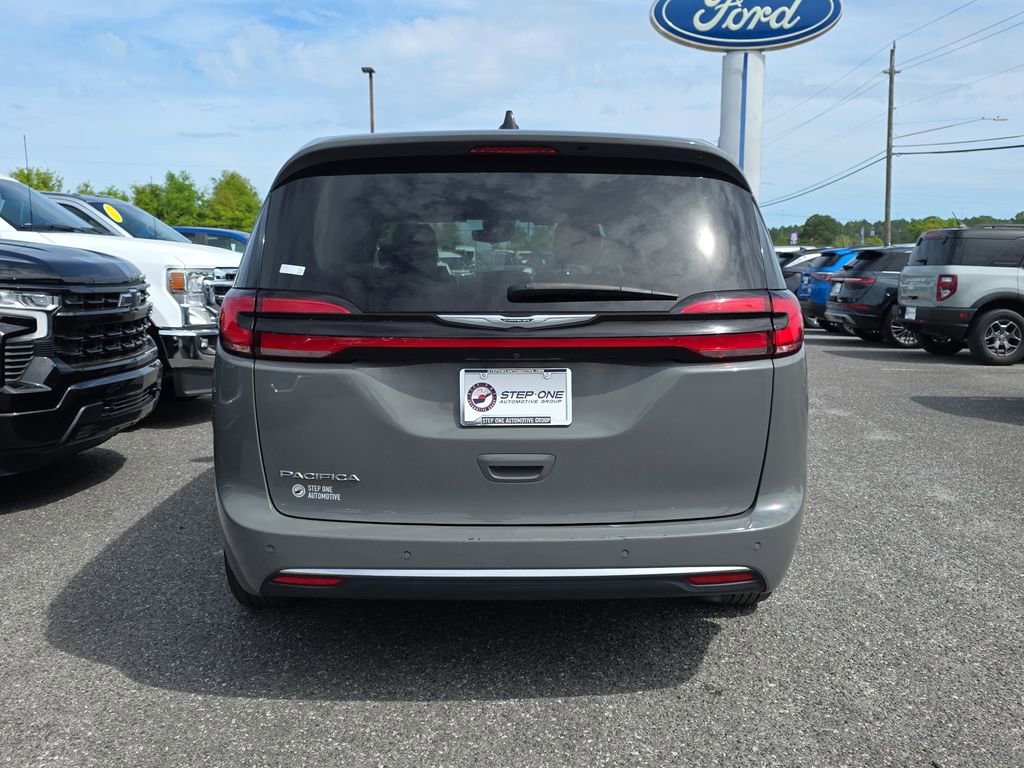 Used 2023 Chrysler Pacifica Touring-L image 6