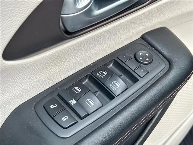Used 2017 Chrysler Pacifica Touring Plus w/ Tire & Wheel Group FWD image 19