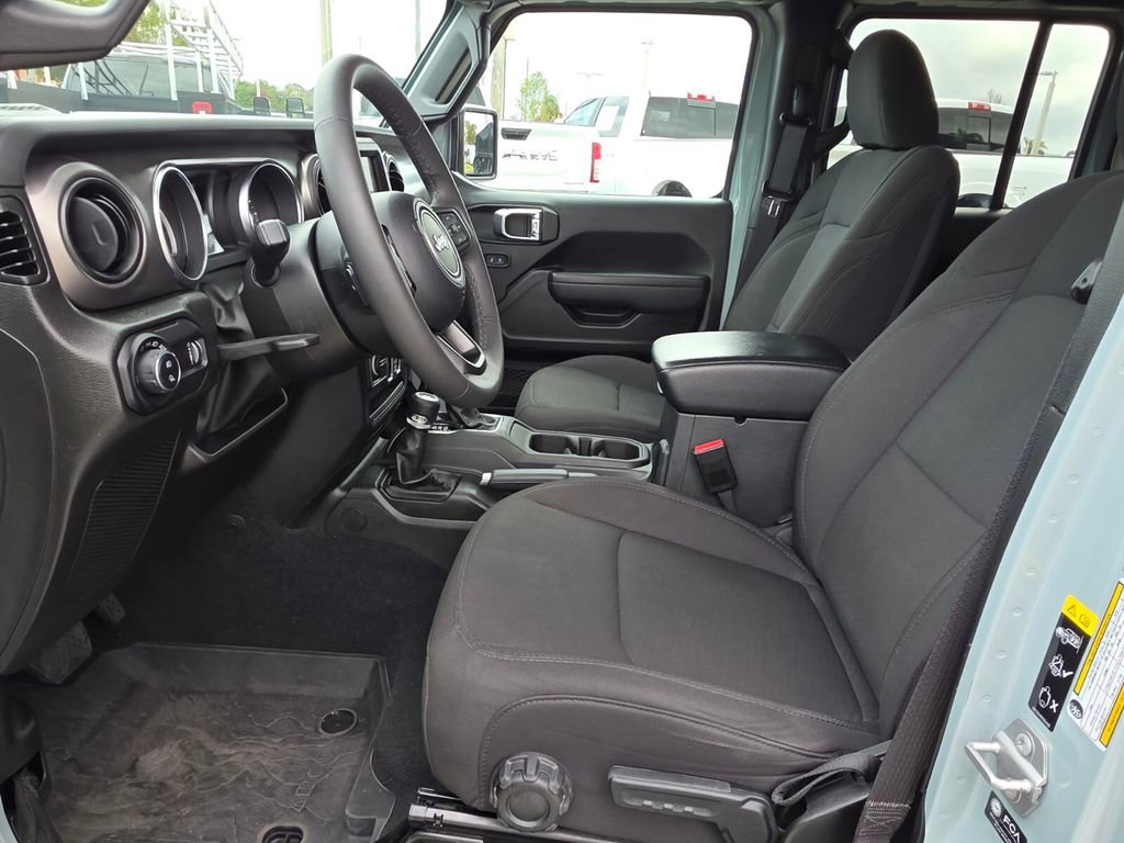 Used 2023 Jeep Gladiator Willys AWD/4WD image 21