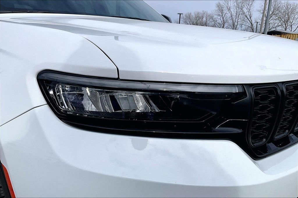 Used 2024 Jeep Grand Cherokee Limited w/ Black Appearance Package image 40