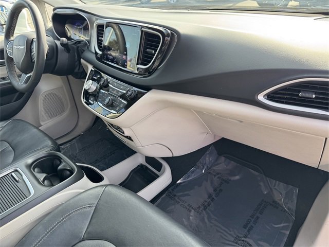 Used 2022 Chrysler Pacifica Touring-L image 5