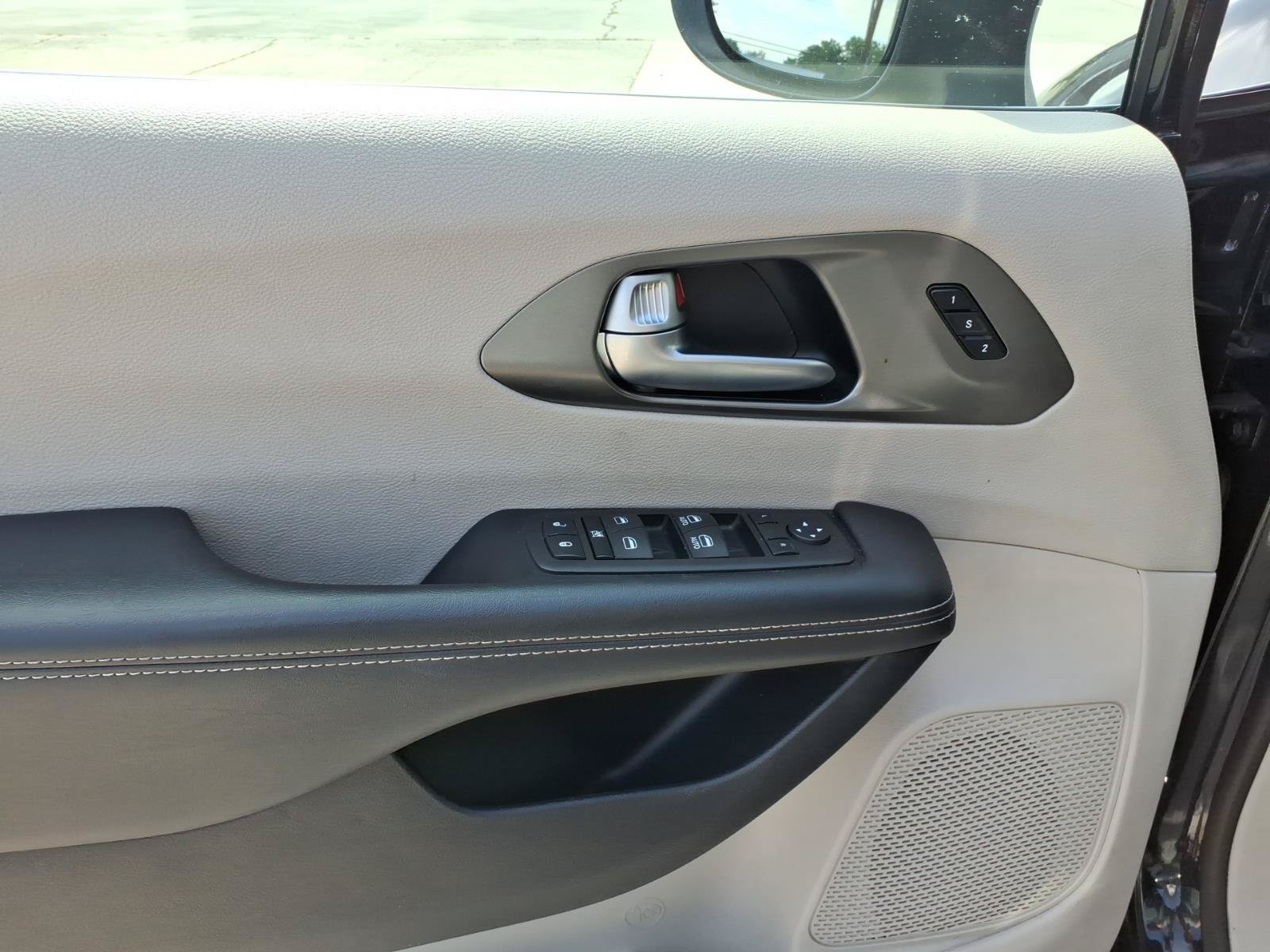 Used 2023 Chrysler Pacifica Touring-L FWD image 12