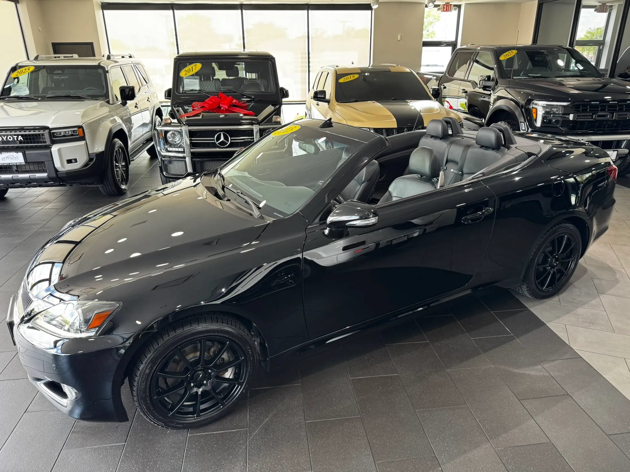 Used 2013 Lexus IS 250C w/ Luxury Pkg RWD image 2