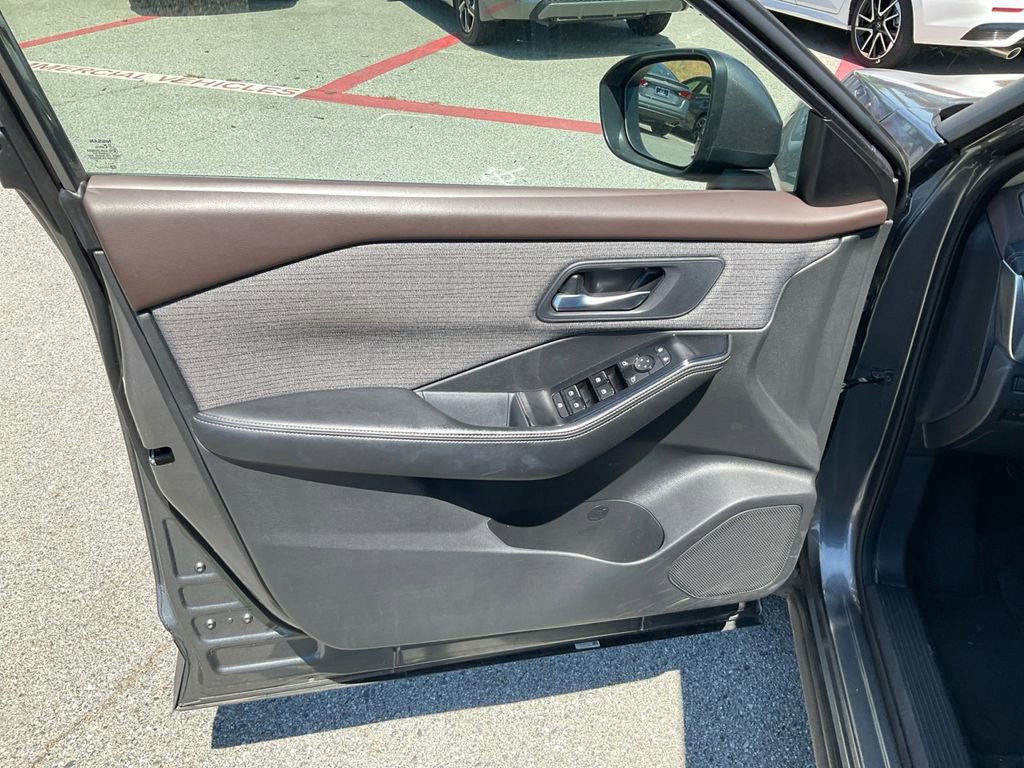 Used 2023 Nissan Rogue SV image 11