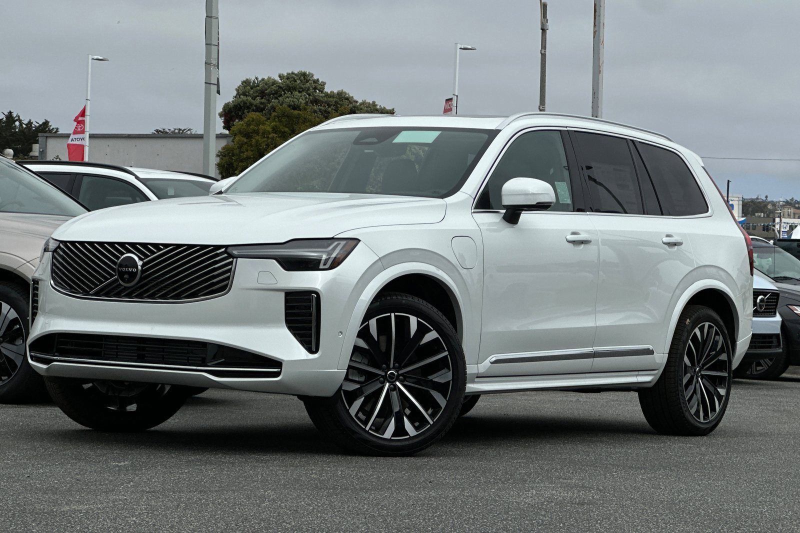 New 2025 Volvo XC90 T8 Plus w/ Protection Package Premier