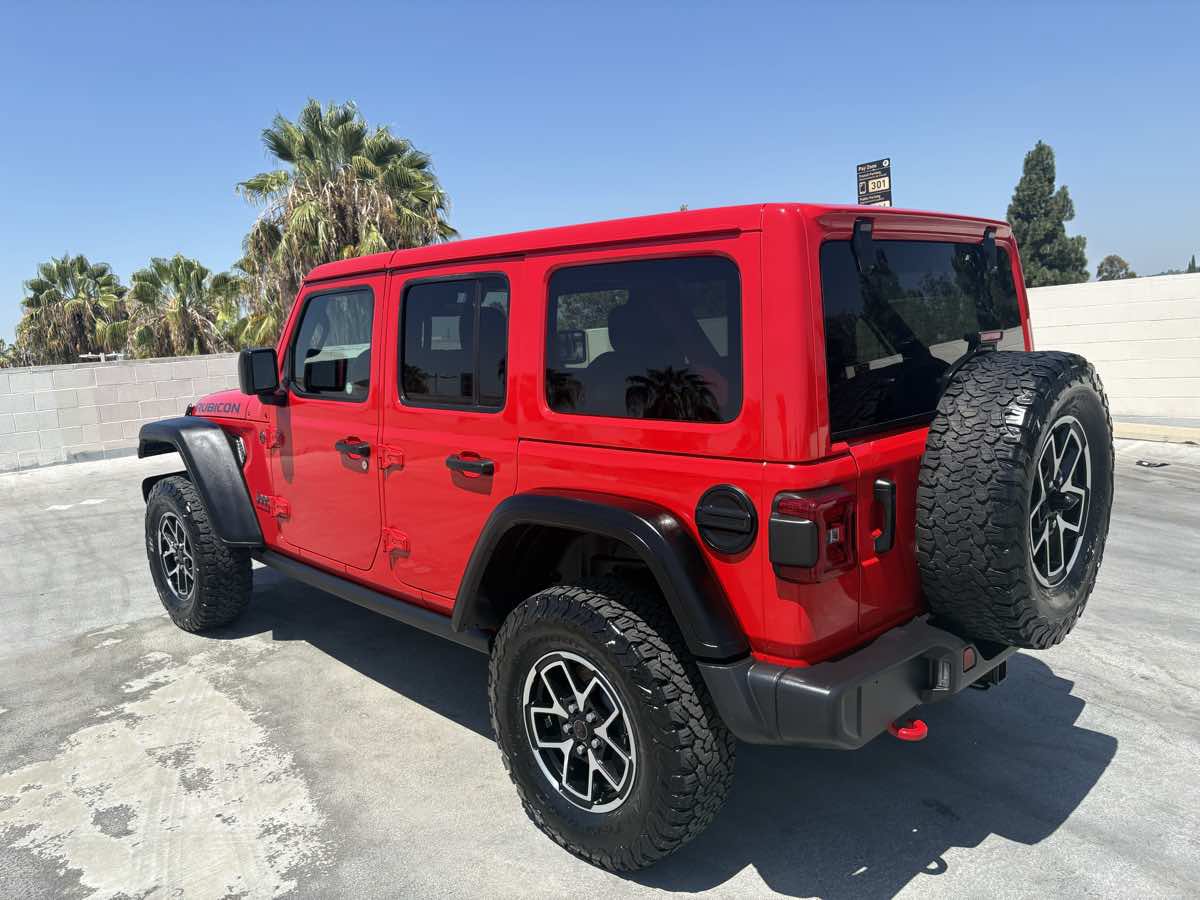 Used 2025 Jeep Wrangler Unlimited Rubicon w/ Convenience Group AWD/4WD image 17
