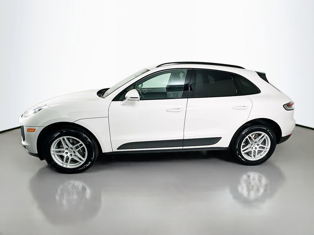Certified 2021 Porsche Macan image 2
