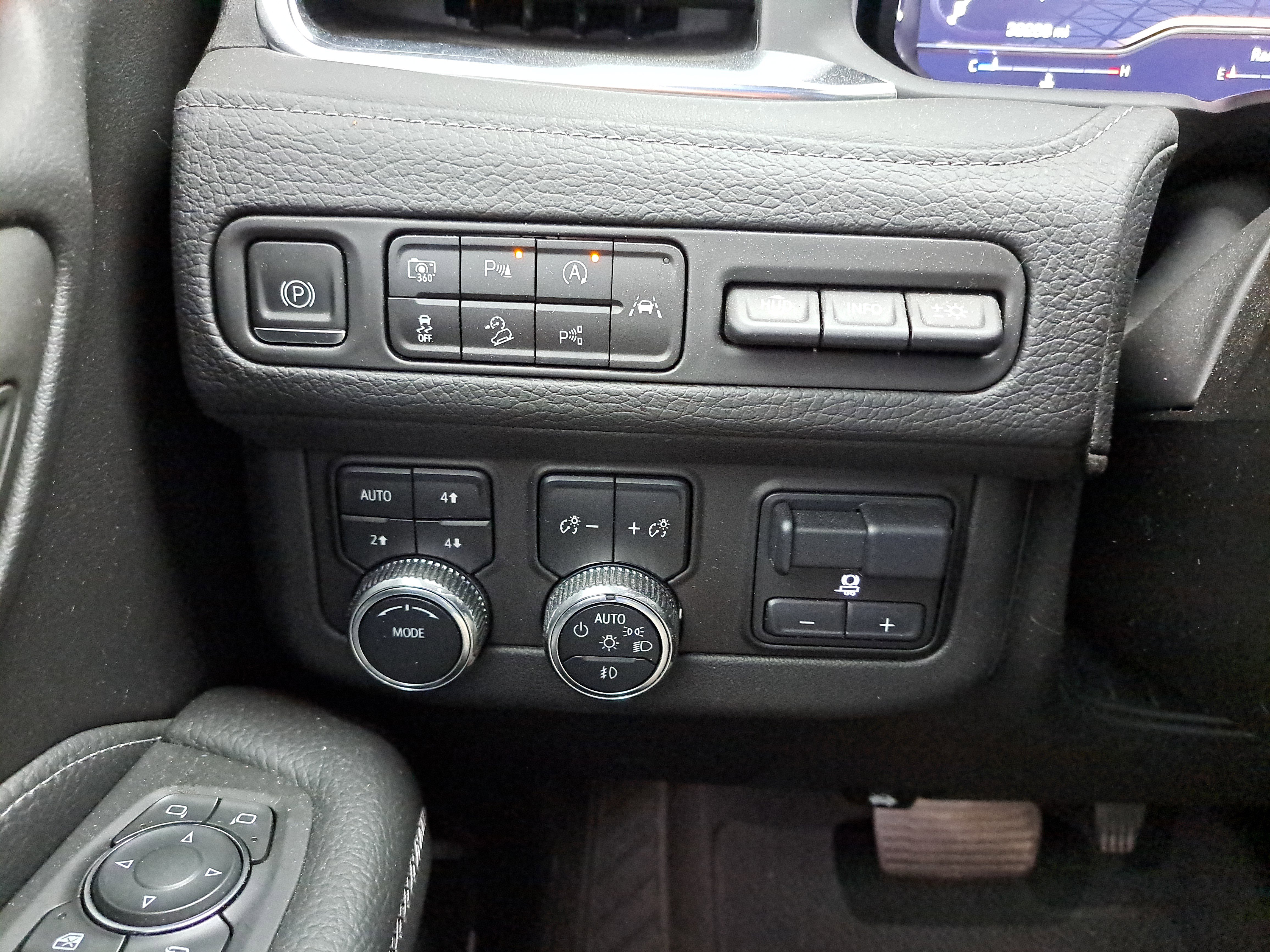 Used 2024 GMC Yukon Denali w/ Advanced Technology Package image 17