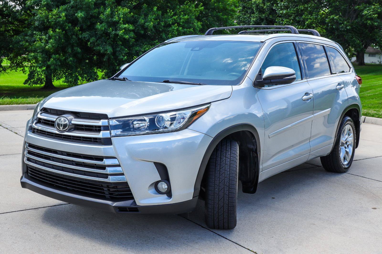 Used 2017 Toyota Highlander Limited AWD/4WD image 3