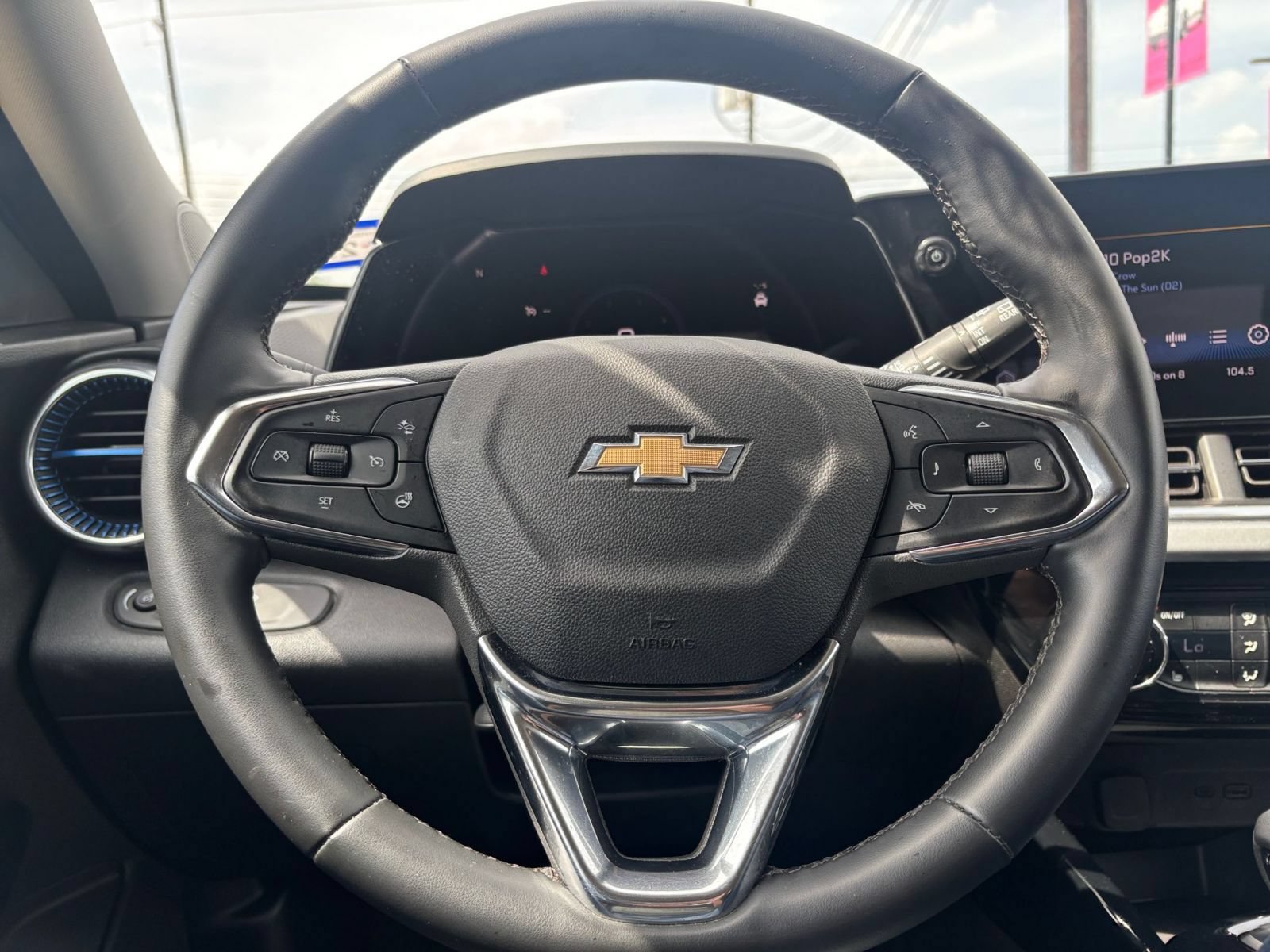 Used 2025 Chevrolet Trax LT w/ LT Convenience Package FWD image 22