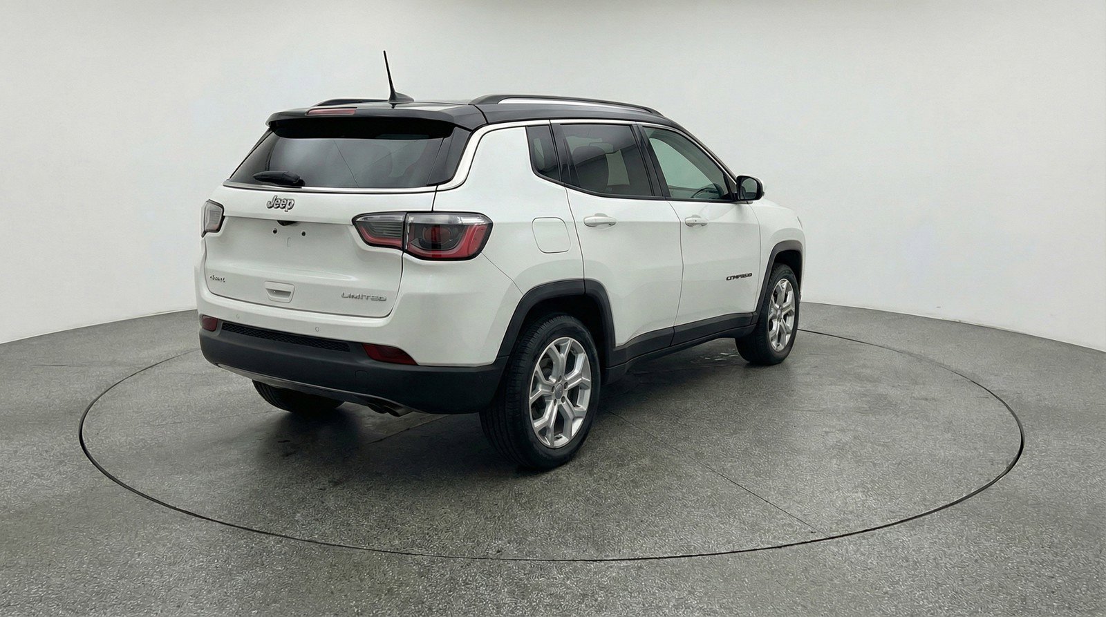 Used 2025 Jeep Compass Latitude image 9