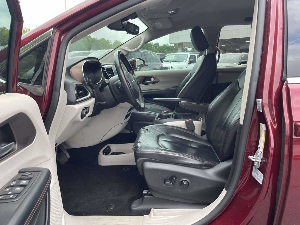 Certified 2017 Chrysler Pacifica Touring-L FWD image 25