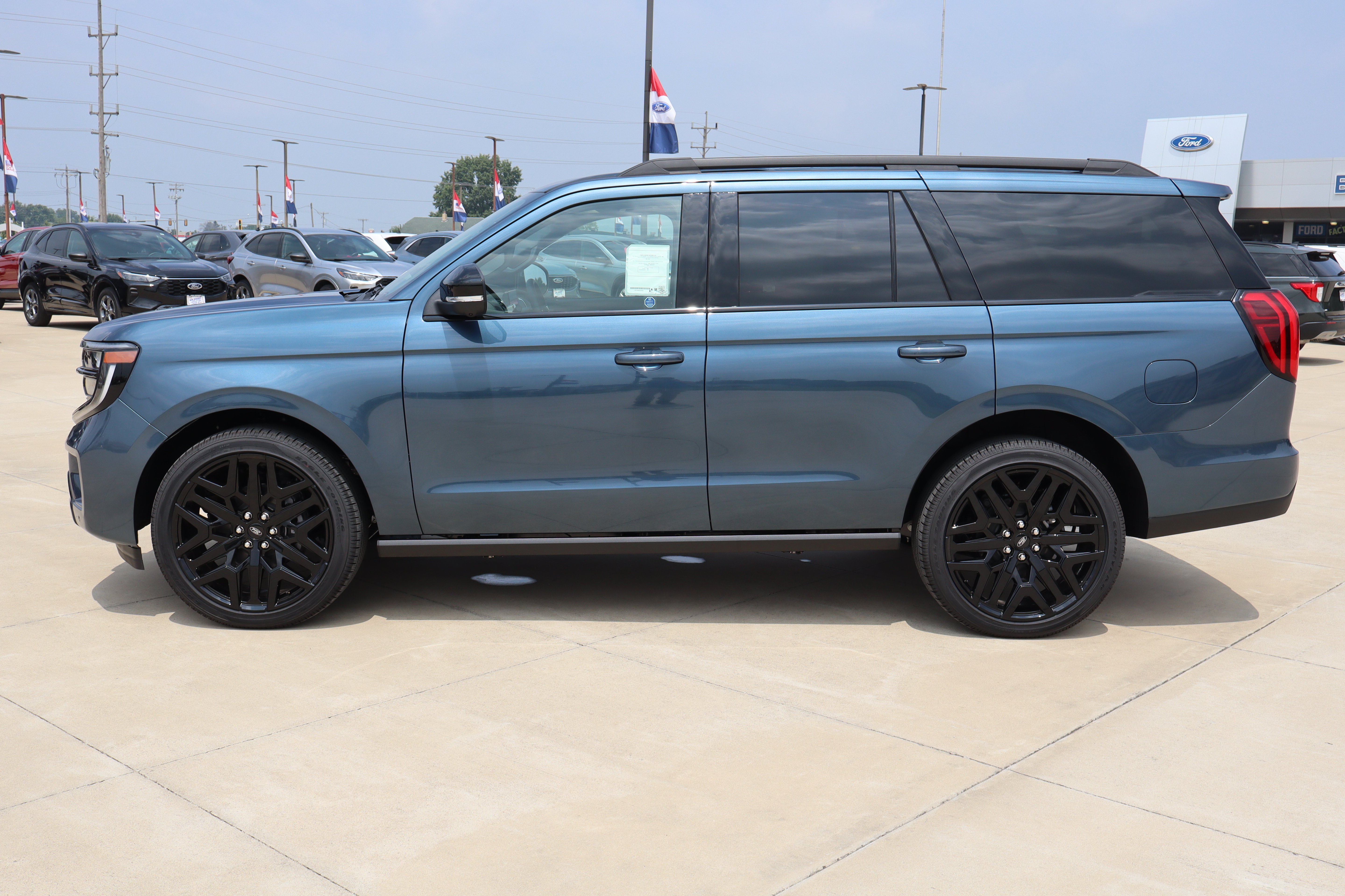 New 2027 Ford Expedition Platinum w/ Stealth Performance Package AWD/4WD image 8