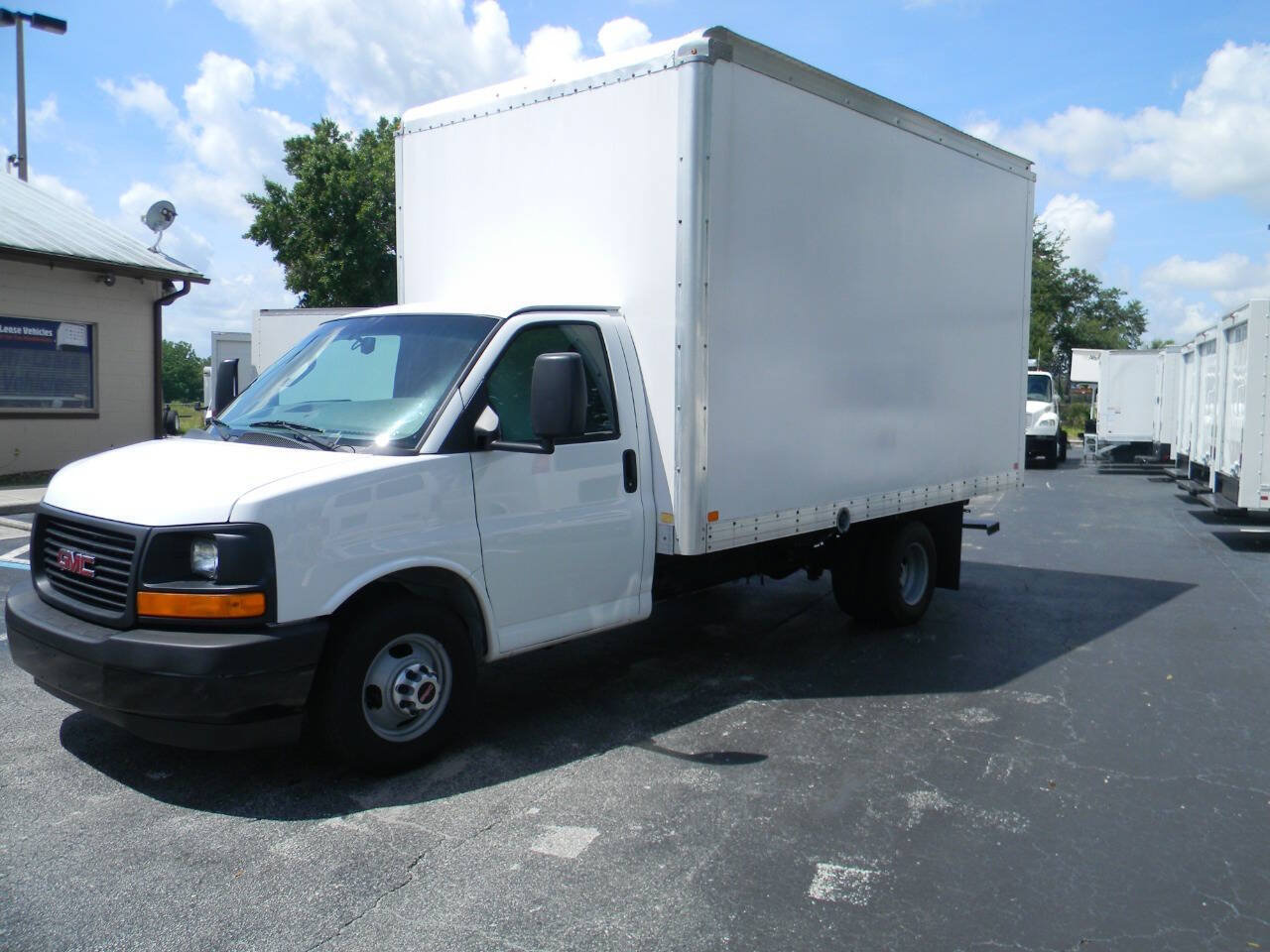 Used 2017 GMC Savana 3500 RWD image 1