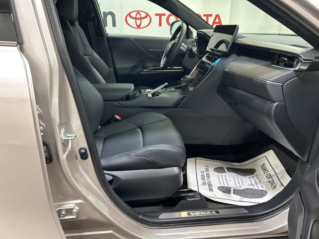 Used 2024 Toyota Venza LE image 13