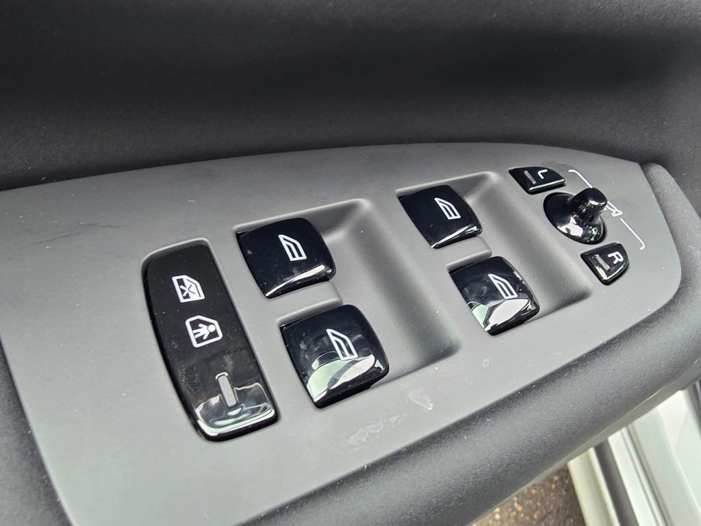 New 2025 Volvo XC90 B5 Plus w/ Protection Package Premier image 25