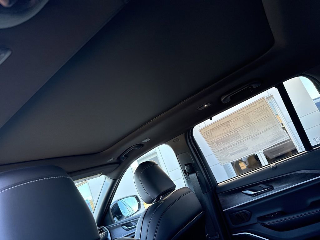 New 2025 Jeep Grand Cherokee Limited w/ Luxury Tech Group II image 15