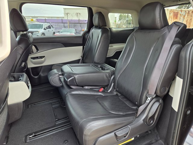 Used 2024 Kia Carnival LX image 25