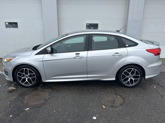 Used 2016 Ford Focus SE w/ SE Sport Package image 3