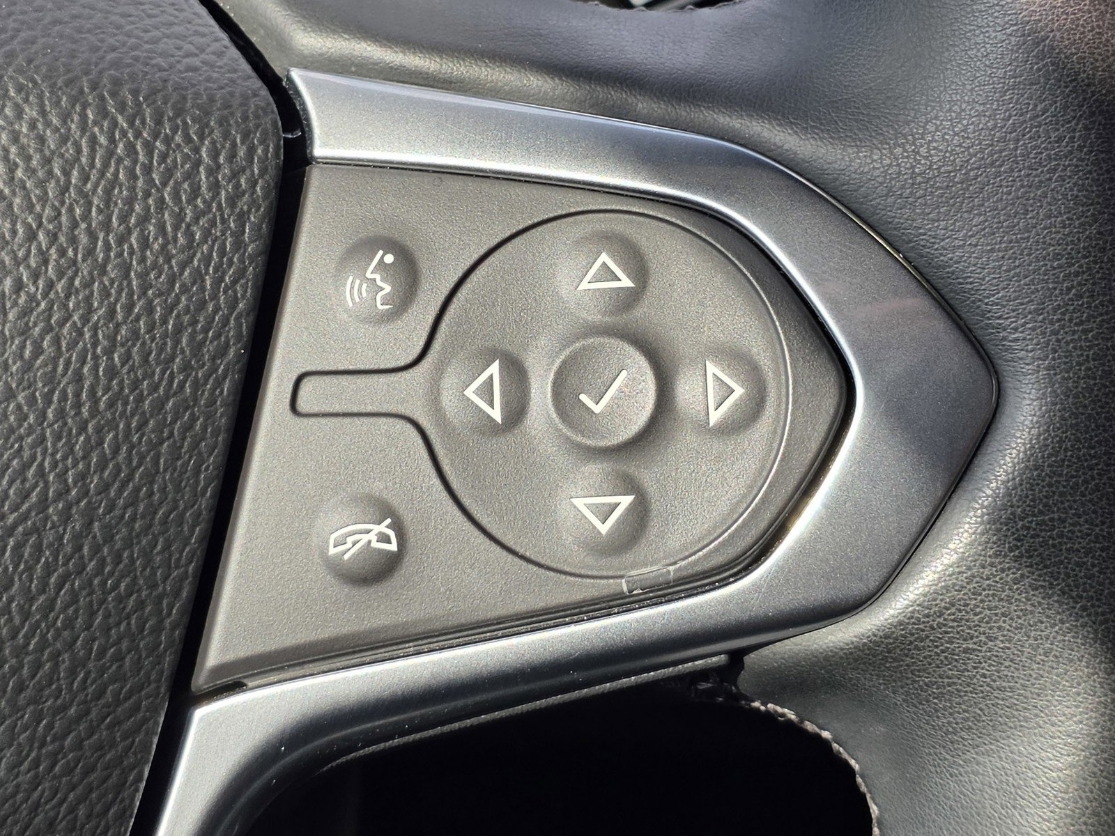 Used 2023 Chevrolet Traverse RS w/ LPO, Floor Liner Package image 32