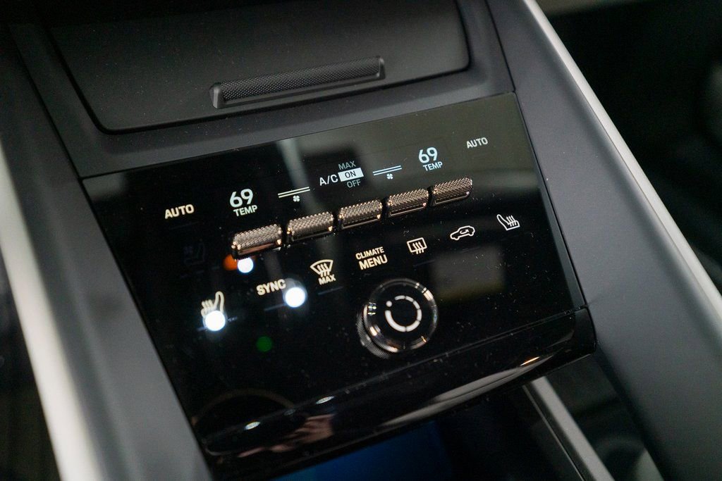 New 2025 Porsche Macan Turbo Electric AWD/4WD image 30