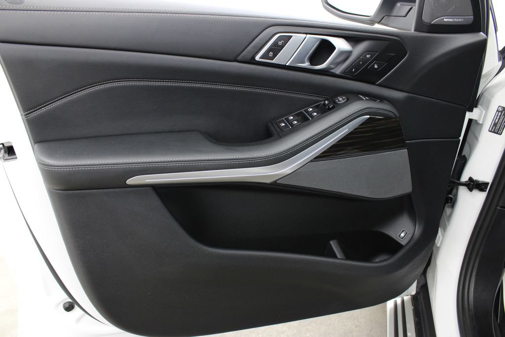 Used 2025 BMW X5 xDrive50e AWD/4WD image 18