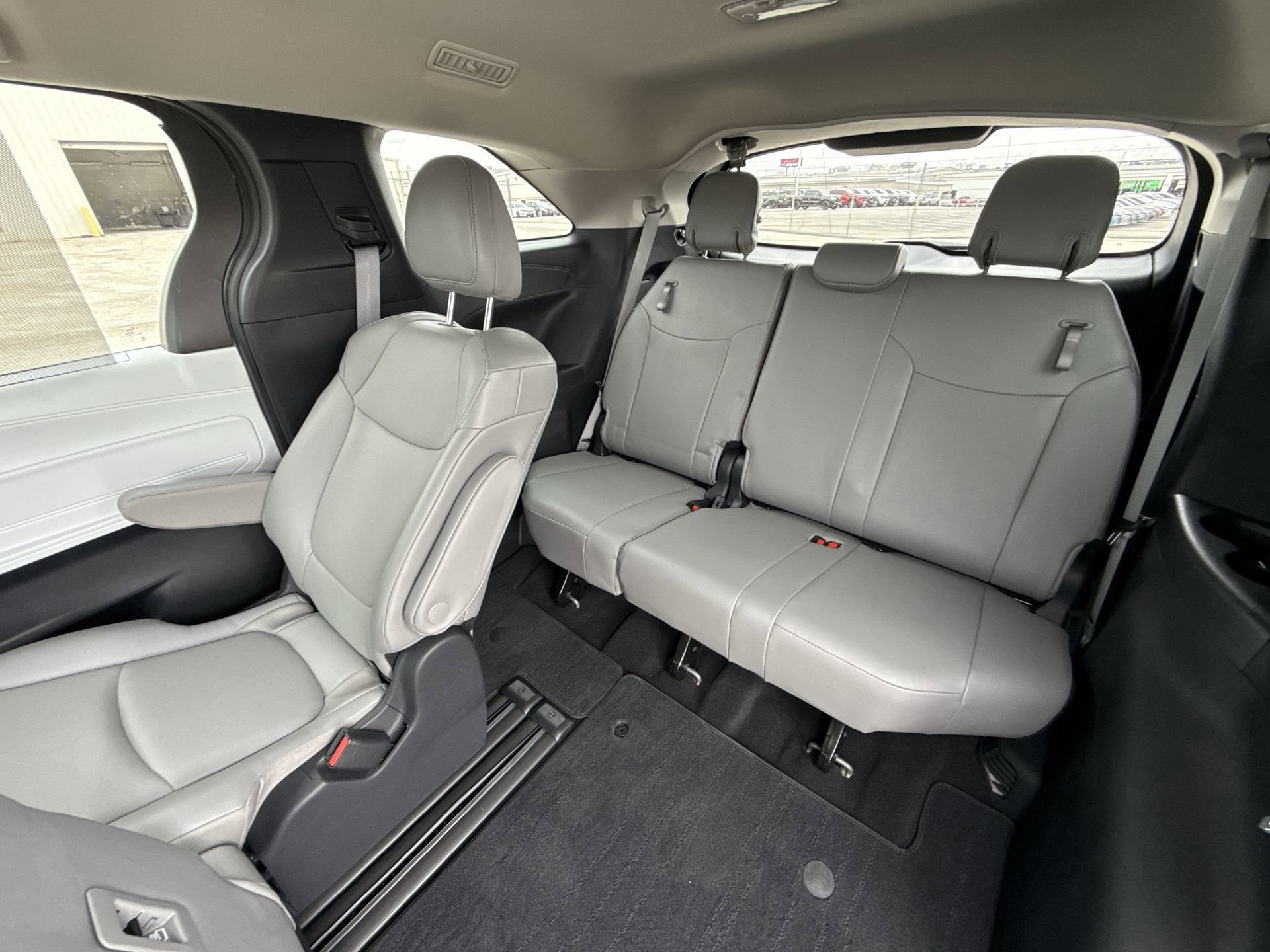 Certified 2025 Toyota Sienna XLE FWD image 26
