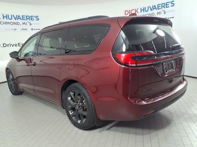Used 2022 Chrysler Pacifica Touring-L w/ S Appearance Package image 6