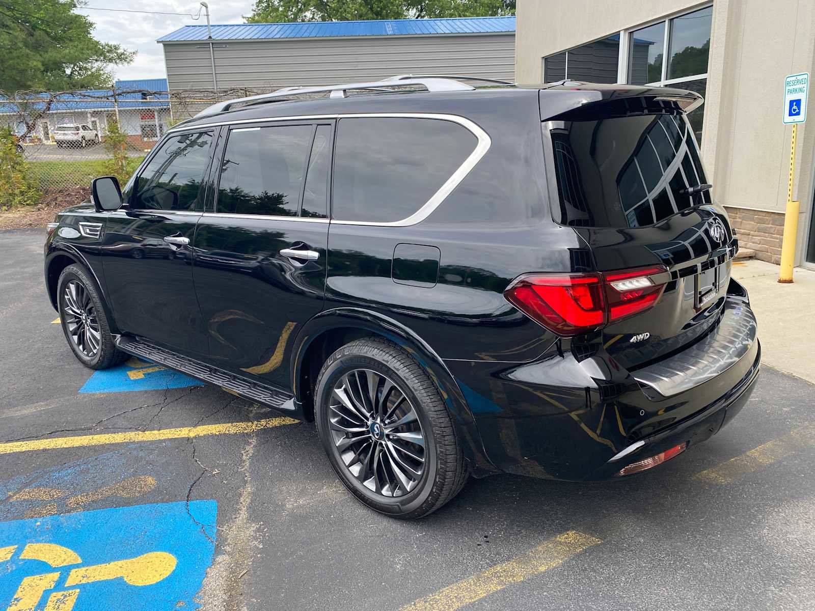 Used 2021 INFINITI QX80 Premium Select w/ Cargo Package AWD/4WD image 3