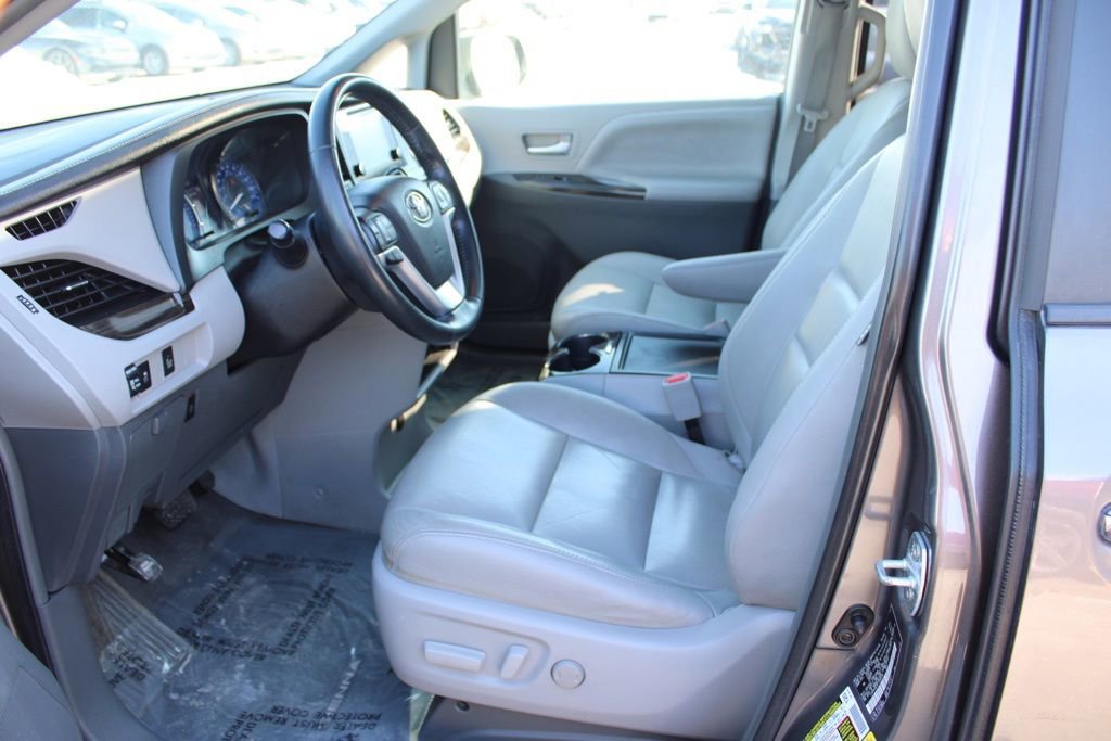 Used 2015 Toyota Sienna XLE image 16